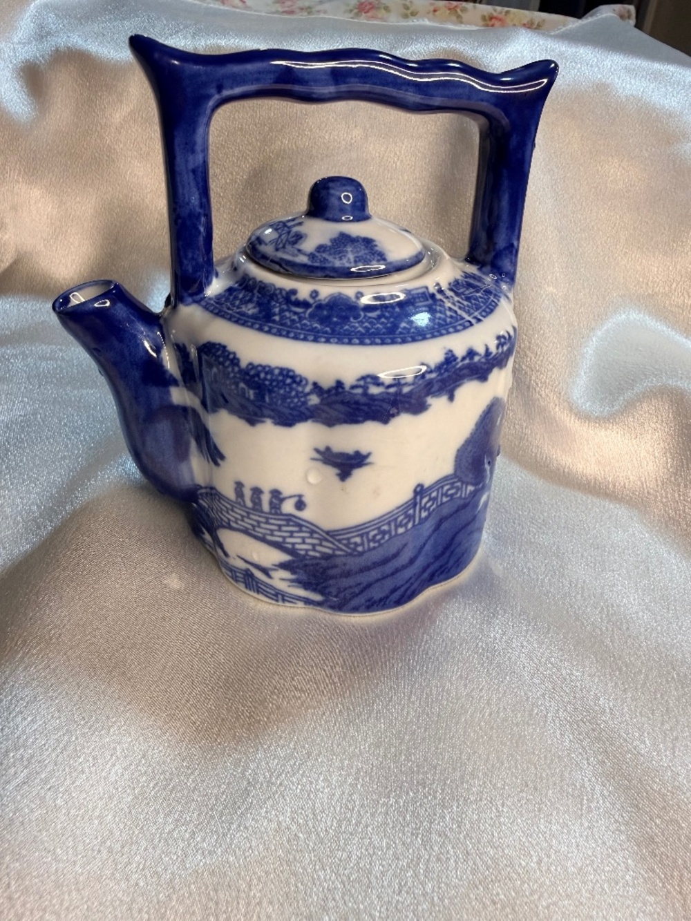 Blue & White Porcelain Teapot with British Royal Arms Lion & Unicorn Backstamp
